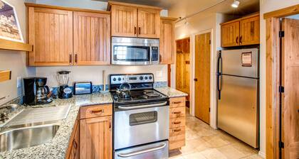 Mountain view condo w/ fireplace & shared sauna - walk to lifts & more