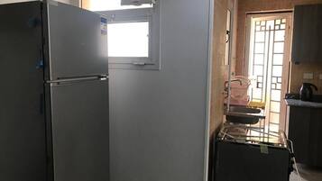 Réfrigérateur, micro-ondes, four