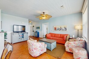 Una televisión, un futbolín