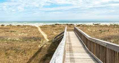 Stunning, dog-friendly condo with Gulf view, pool, hot tub & beach access