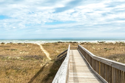 Stunning, dog-friendly condo with Gulf view, pool, hot tub & beach access