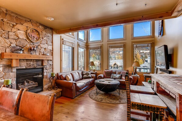TV, fireplace, DVD player - Downtown townhome w/private hot tub close to Park City Mountain & Deer Valley (Park City)