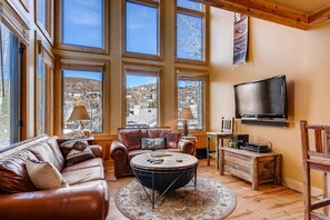 TV, fireplace, DVD player - Downtown townhome w/private hot tub close to Park City Mountain & Deer Valley (Park City)