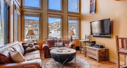 Downtown townhome w/private hot tub close to Park City Mountain & Deer Valley