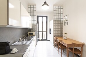 Fridge, microwave, oven, stovetop - Washington Apartment (Milano)