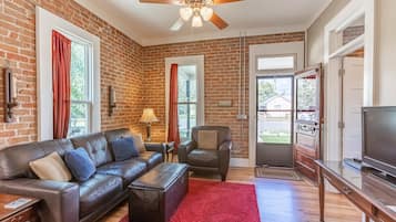 Televisie, een dvd-speler en een stereo