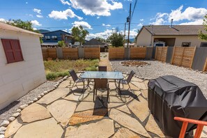 Outdoor dining - Near Downtown•Parking•Quiet Neighborhood (Salida)
