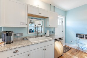 Fridge, microwave, oven, stovetop - Near Downtown•Parking•Quiet Neighborhood (Salida)
