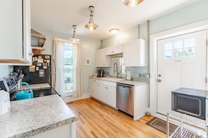 Fridge, microwave, oven, stovetop - Honan House- Close to it All!  Adorable in Town Home! (Salida)