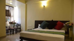A hotel room with a bed, a desk, and a chair. - Hotel Ankur Palace (Jaipur)