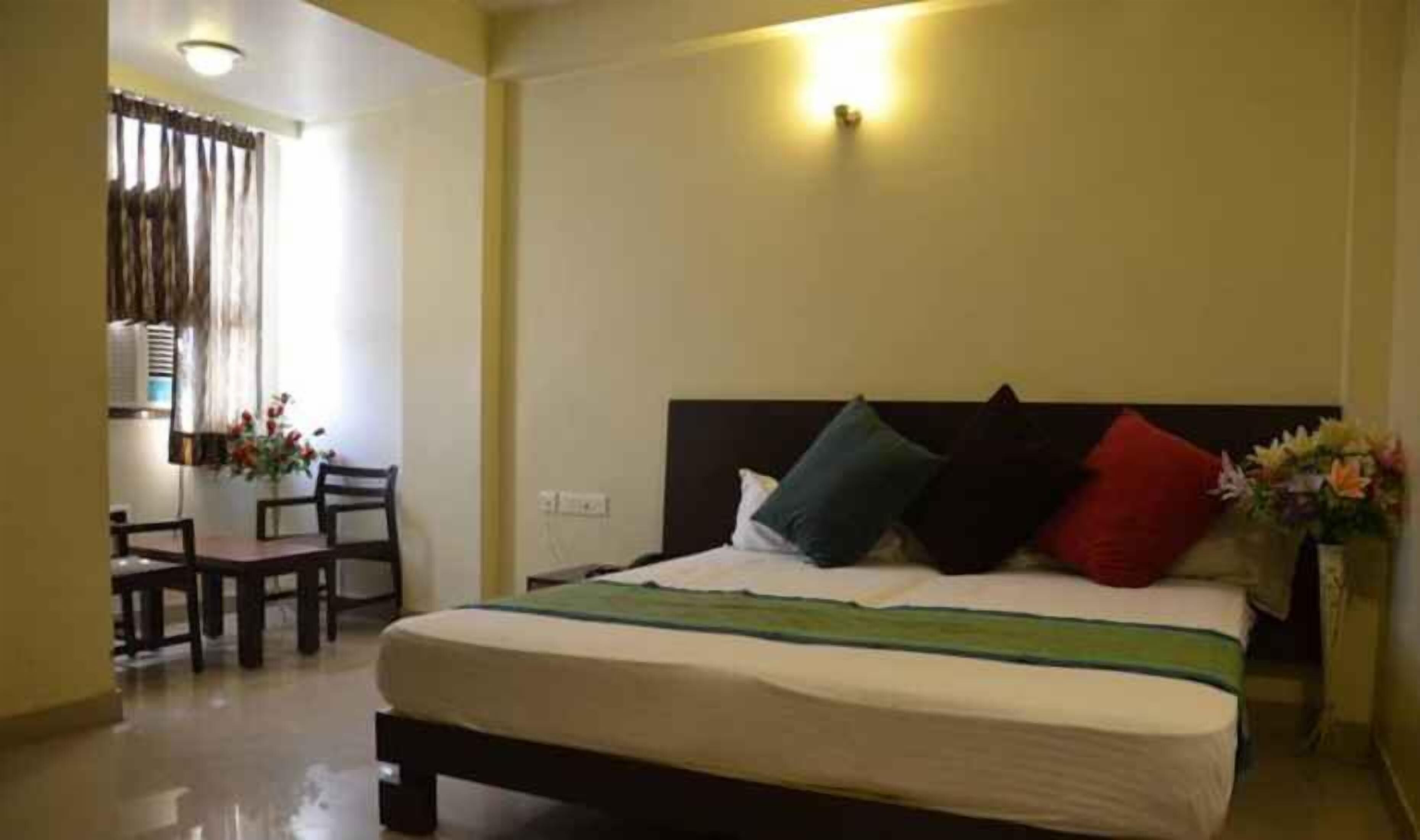 Muebles diferentes, wifi gratis y ropa de cama 