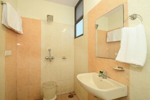 Superior Room | Bathroom | Shower, hydromassage showerhead, towels, soap - Hotel Ankur Palace (Jaipur)