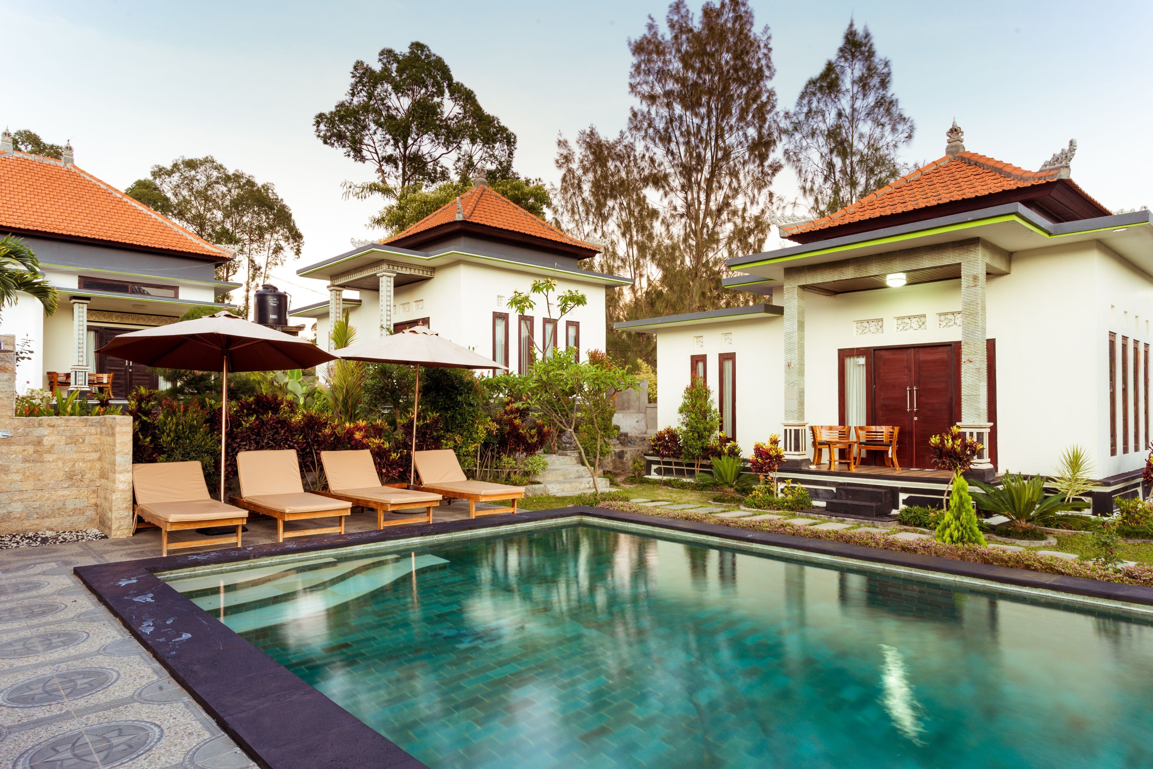 Una piscina al aire libre
