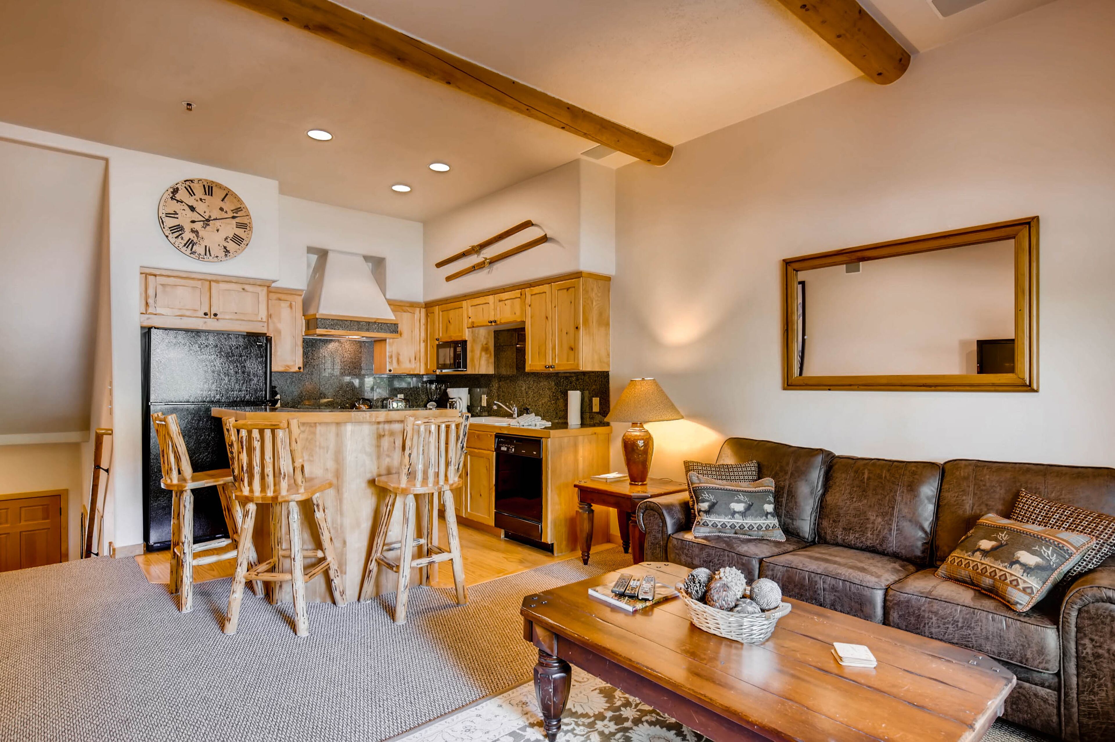 电视、壁炉、DVD 播放器