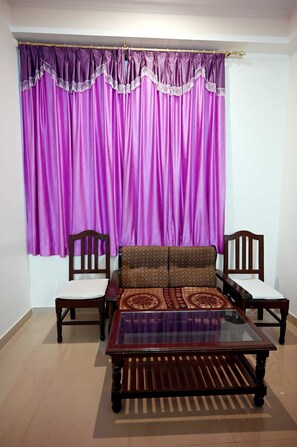 Doppelzimmer | Wohnbereich | 24-Zoll-LCD-Fernseher mit Kabelempfang, Fernseher