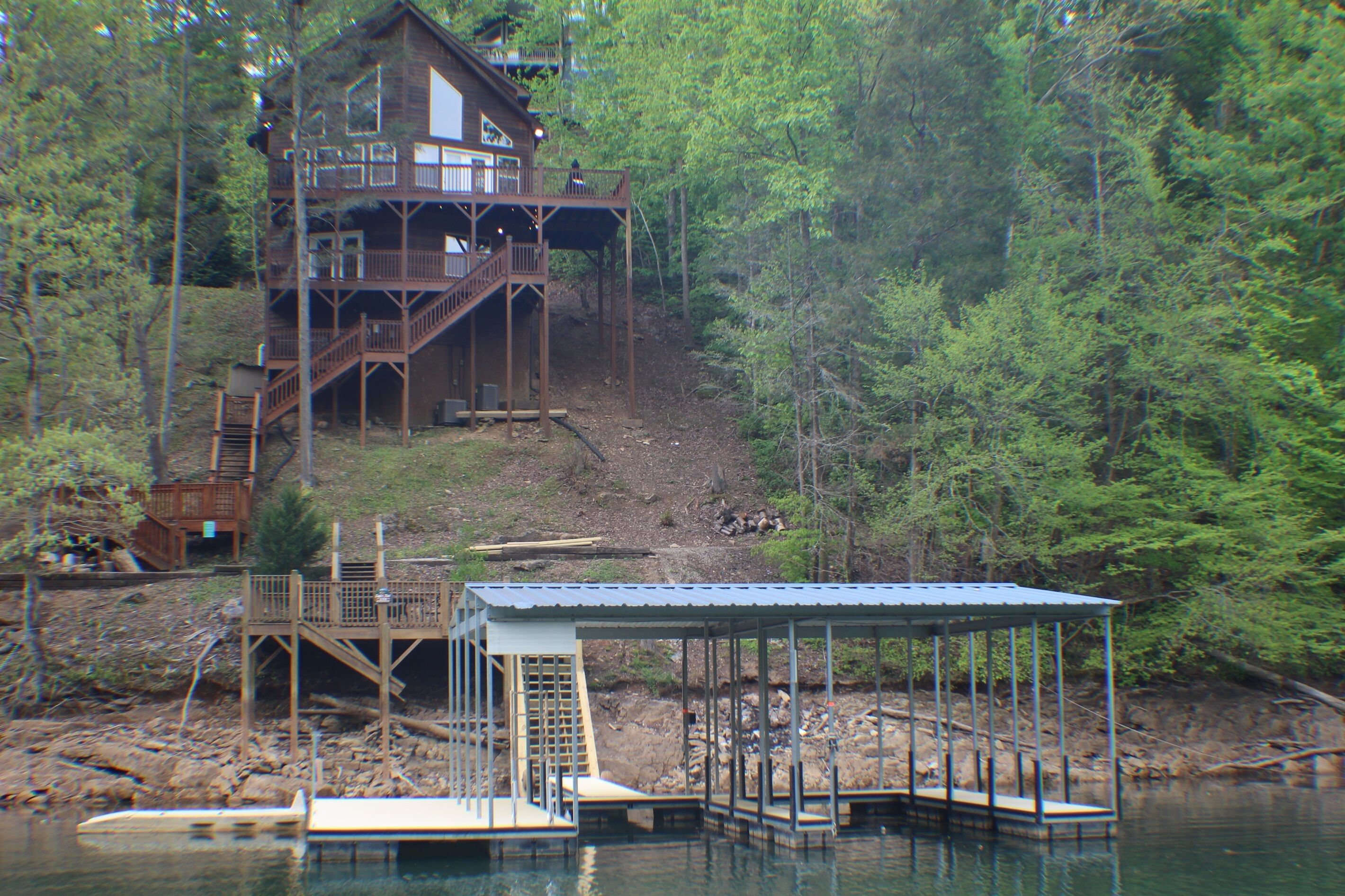 Eagles Nest' Private hot tub, dock, near famous 'Jumping Bridge'