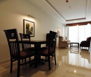 Suite estudio ejecutiva | Edredones de plumas, minibar, caja fuerte y decoración individual