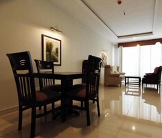 Executive Studio Suite | Down comforters, minibar, in-room safe, individually decorated