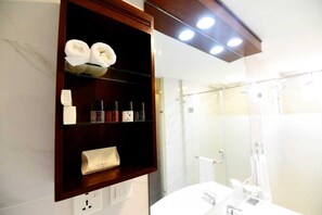 Camera Standard | Bagno | Doccia, soffione a pioggia, set di cortesia gratuito, pantofole