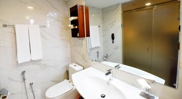 Shower, rainfall showerhead, free toiletries, slippers