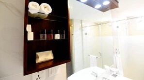 Executive-Zimmer | Badezimmerausstattung | Dusche, Regendusche, kostenlose Toilettenartikel, Hausschuhe