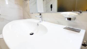 Deluxe Room | Bathroom | Shower, rainfall showerhead, free toiletries, slippers