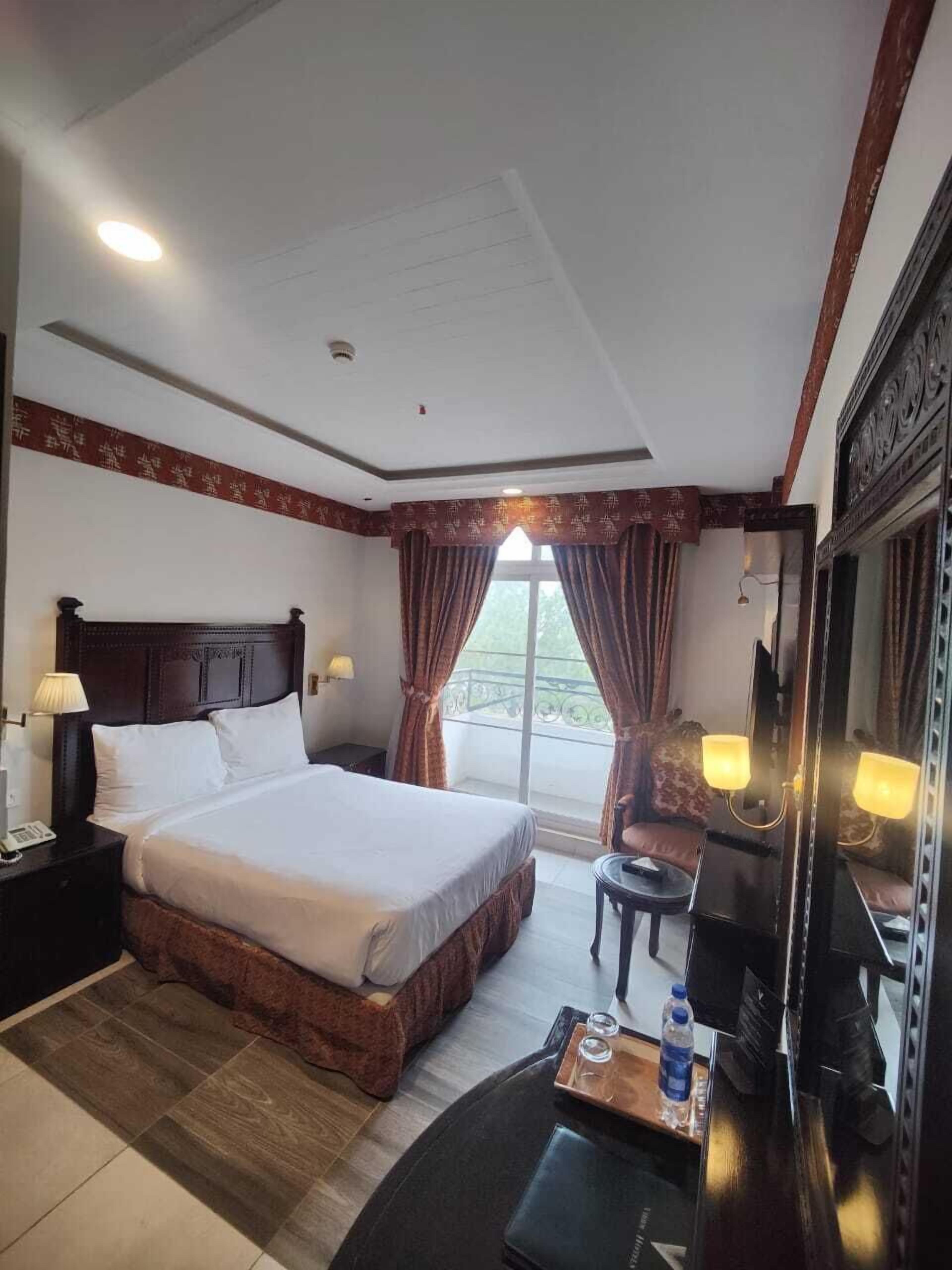 Suite estudio ejecutiva | Edredones de plumas, minibar, caja fuerte y decoración individual