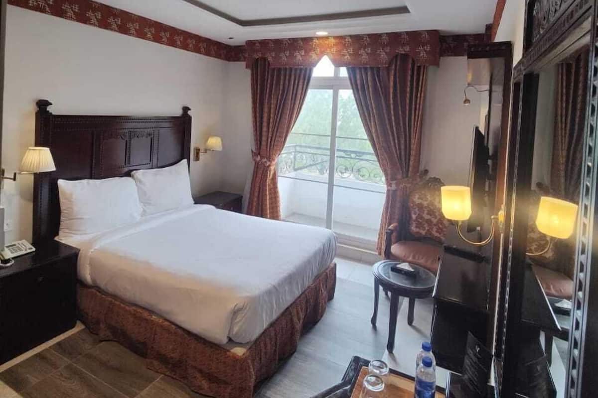 Executive Studio Suite | Down comforters, minibar, in-room safe, individually decorated