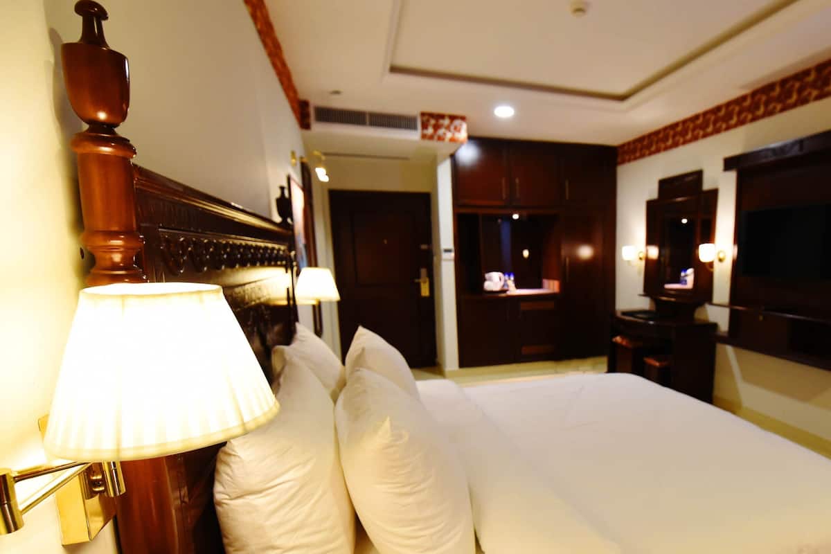 Standaard kamer | Donzen dekbedden, een minibar, een kluis op de kamer