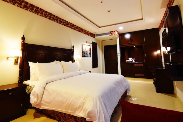 Rom – deluxe | Dundyner, minibar, safe på rommet og individuelt dekorert