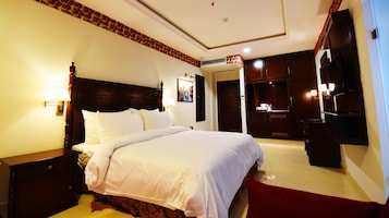 Deluxe Room | Down comforters, minibar, in-room safe, individually decorated