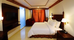 Camera Deluxe | Copriletto in piuma, minibar, una cassaforte in camera