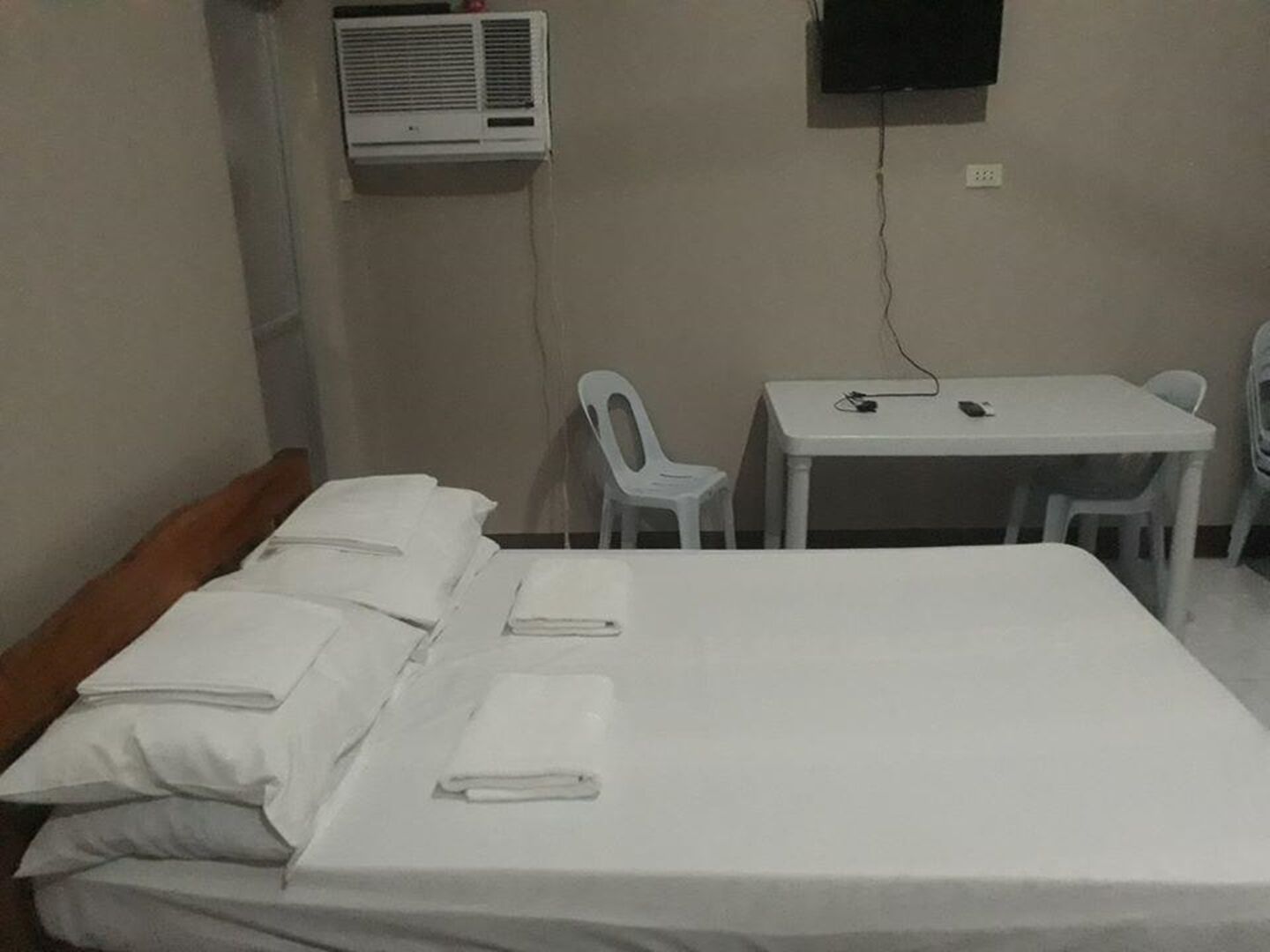 Ein Hotelzimmer mit einem Bett, einem Schreibtisch und einem Stuhl.
