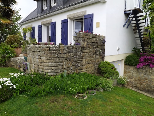 Independent dwelling in 1 detached house near sea.