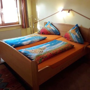 3 bedrooms, travel cot, WiFi, bed sheets