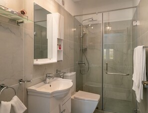 Douche, douche à « effet pluie », articles de toilette gratuits