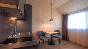 Deluxe Suite | Private kitchen | Espresso maker, coffee/tea maker, cookware/dishes/utensils