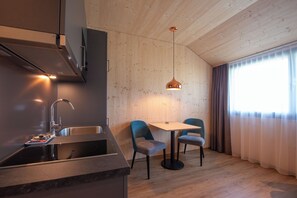 Suite Deluxe | Cuisine privée | Cafétière à espresso, cafetière-théière, vaisselle et ustensiles