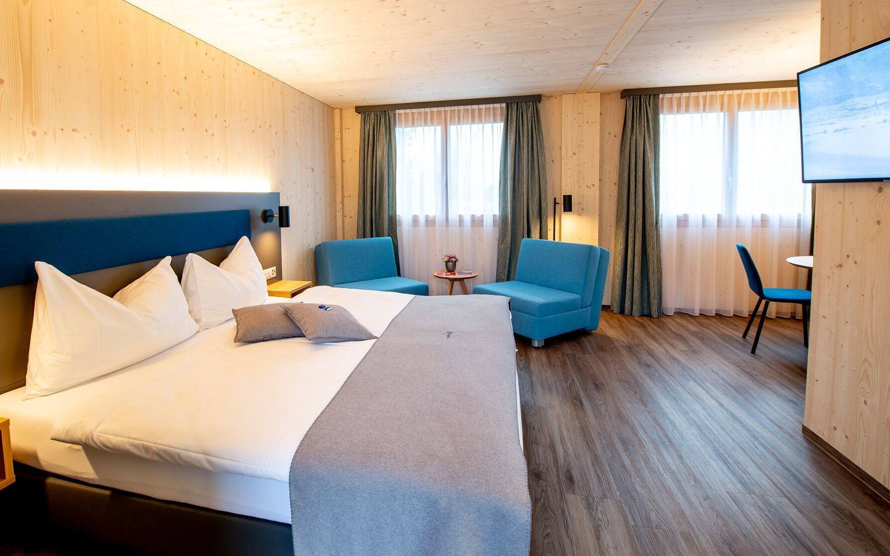 Hypo-allergenic bedding, in-room safe, desk, laptop workspace