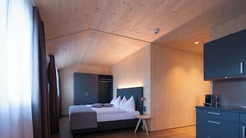 Deluxe Suite | Hypo-allergenic bedding, in-room safe, desk, laptop workspace