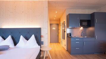 Deluxe Suite | 1 bedroom, hypo-allergenic bedding, in-room safe, desk