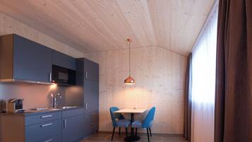 Deluxe-Suite | Essbereich im Zimmer