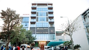 A hotel with a sign for 'Kong Hot Massage' and 'Restaurant Karaoke'. - Binh Minh Hotel (Dong Van)