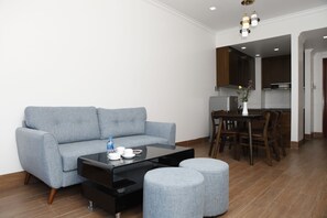 Memory-foam beds, minibar, desk, free WiFi - Binh Minh Hotel (Duy Tien)