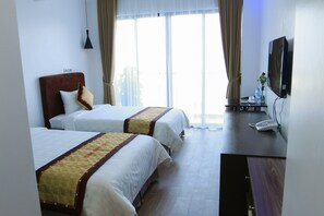 Executive Triple Room | Busa memori, bar mini, meja, Wi-fi percuma 