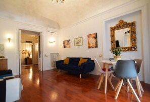 スマートテレビ、書庫、ステレオ、PC モニター