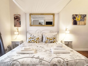 3 bedrooms, in-room safe, desk, iron/ironing board