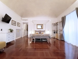 3 室のベッドルーム、セーフティボックス (室内)、デスク、アイロン / アイロン台