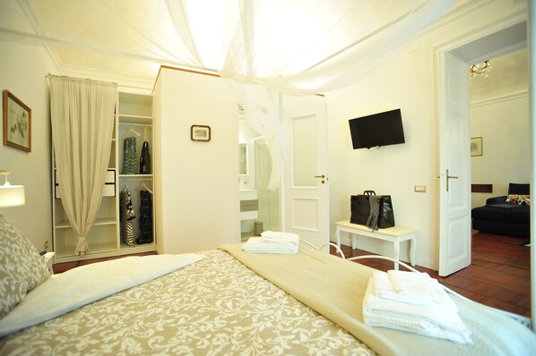 3 bedrooms, in-room safe, desk, iron/ironing board