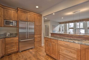 Fridge, microwave, stovetop, dishwasher - Townhome ~ 4 Mi to Beaver Creek & 8 Mi to Vail! (Avon)